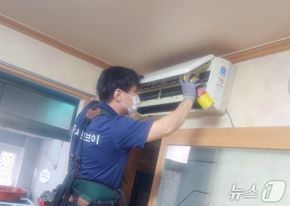 냉방기 청소 모습.(해운대구 제공. 재판매 및 DB금지)