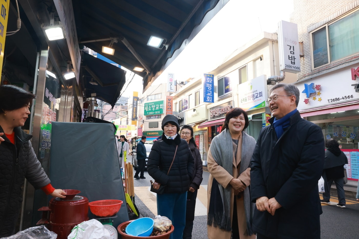장인홍 구로구청장이 설 명절을 앞두고 전통시장을 방문해 상인과 이야기를 나누고 있다.