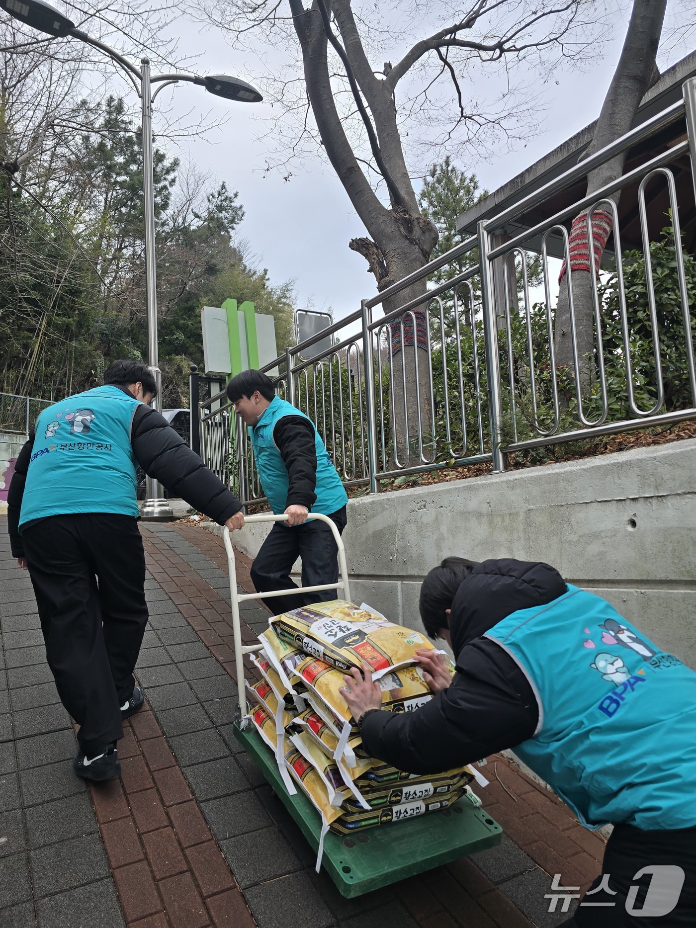 부산항만공사 신입직원들이 백미를 전달하는 봉사활동을 하는 모습 (BPA 제공. 재판매 및 DB금지)