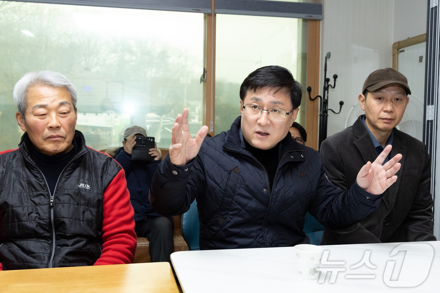 김성환 기후에너지환경부 장관이 경기도 여주시 율극1리 마을회관에서 한강수계 햇빛소득마을 조성사업 계획을 설명 듣고 사업 관계자 및 마을 주민들과 의견을 나누고 있다. (기후에너지환경부 제공. 재판매 및 DB 금지) 2026.2.13 ⓒ 뉴스1