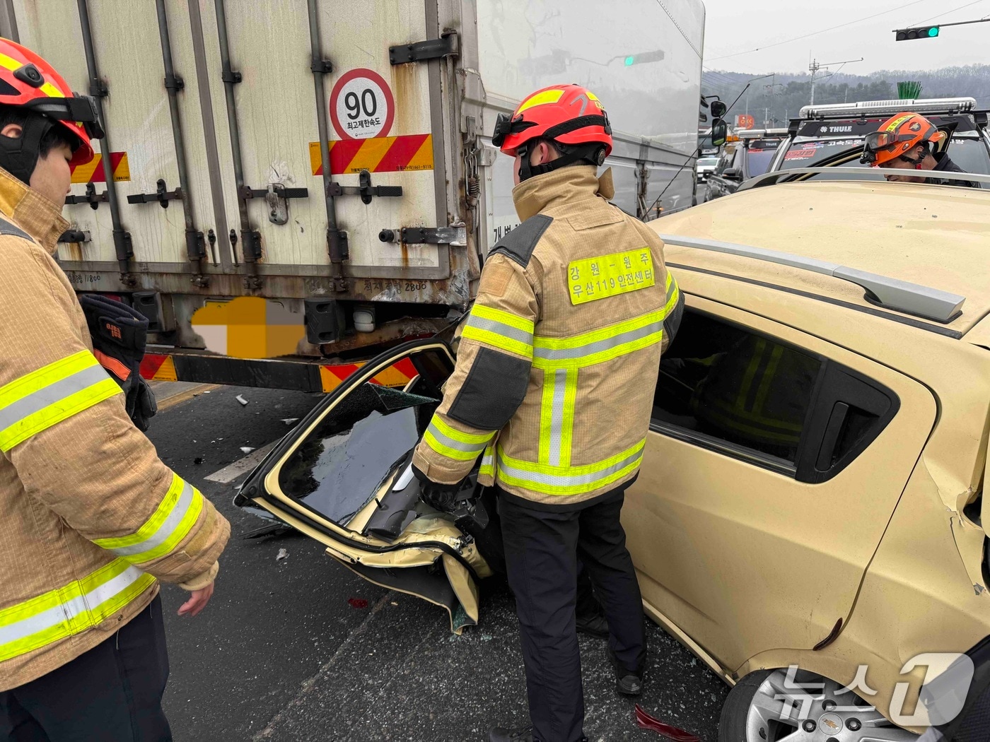 강원 원주 호저면 만종리 교통사고 현장.(강원도소방본부 제공, 재판매 및 DB금지)