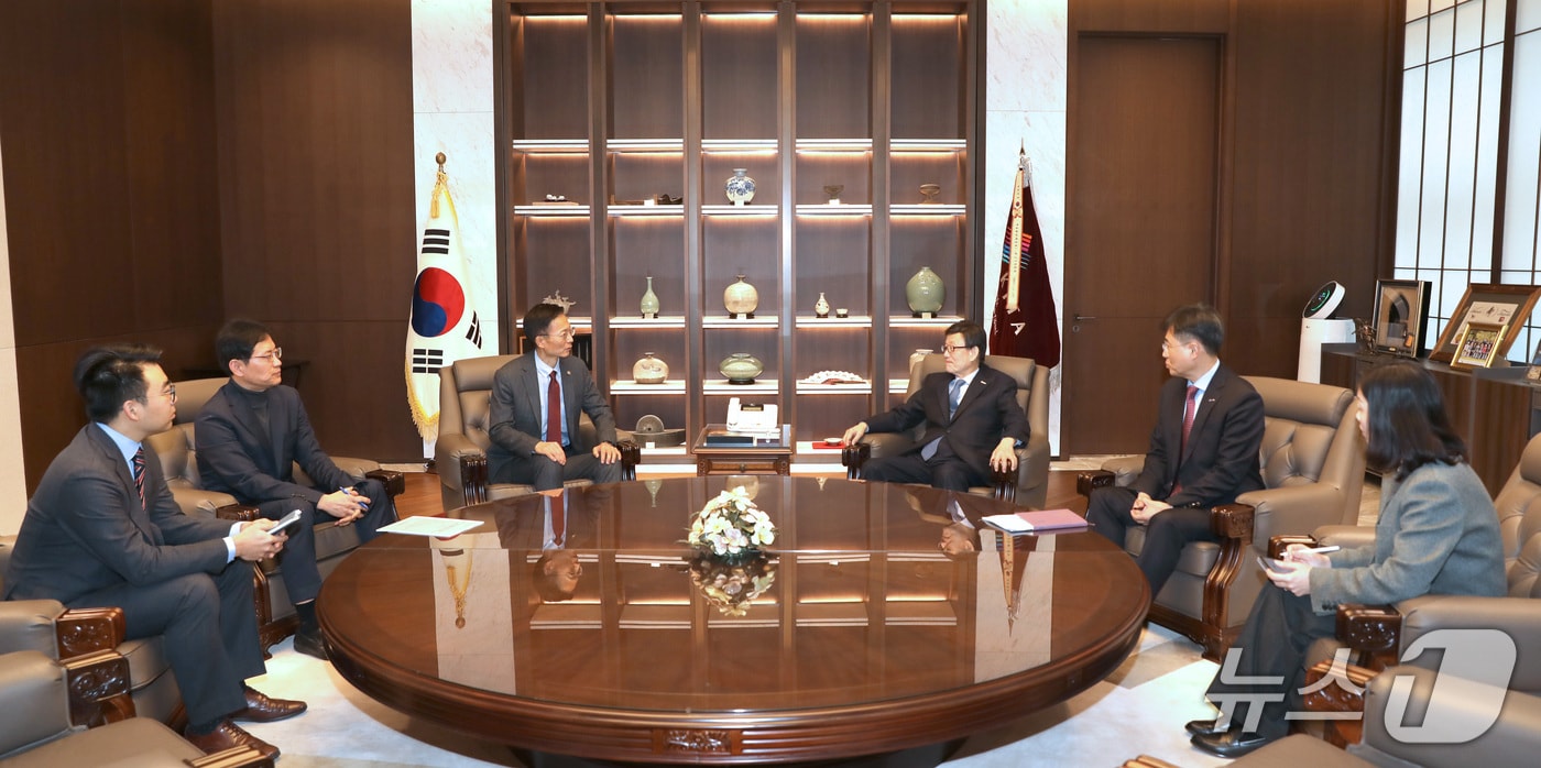 김용선 지식재산처장(왼쪽 세번째)이 윤진식 한국무역협회 회장(왼쪽 네번째)과 지식재산 정책 발전 방안에 대해 논의하고 있다. (지식재산처 제공.재판매 및 DB금지)/뉴스1 