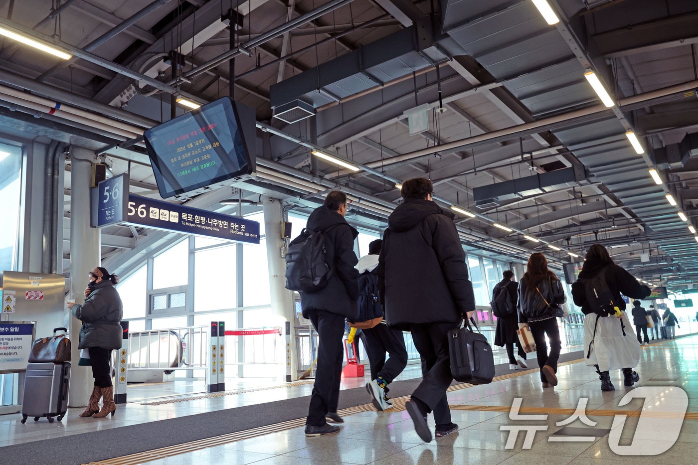 설 명절 연휴를 하루 앞둔 13일 오전 광주 광산구 송정역에서 귀향객들이 플랫폼을 향해 발걸음을 움직이고 있다. 2026.2.13 ⓒ 뉴스1 박지현 기자