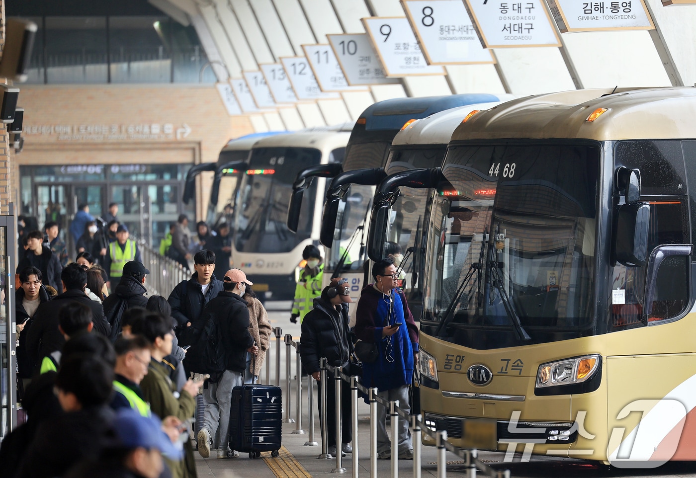 설 연휴를 하루 앞둔 13일 오후 서울 서초구 고속버스터미널에서 귀성객들이 버스에 탑승하고 있다. 2026.2.13 ⓒ 뉴스1 이호윤 기자