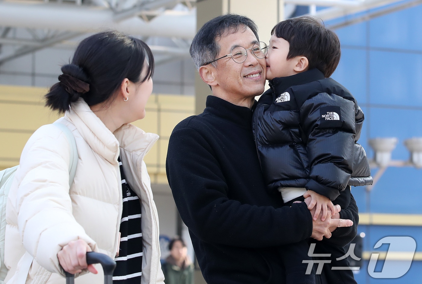 13일 오전 대구 동대구역에서 할아버지를 만난 네 살배기 뺨에 사랑이 듬뿍 담긴 뽀뽀를 해주고 있다. 2026.2.13 ⓒ 뉴스1 공정식 기자