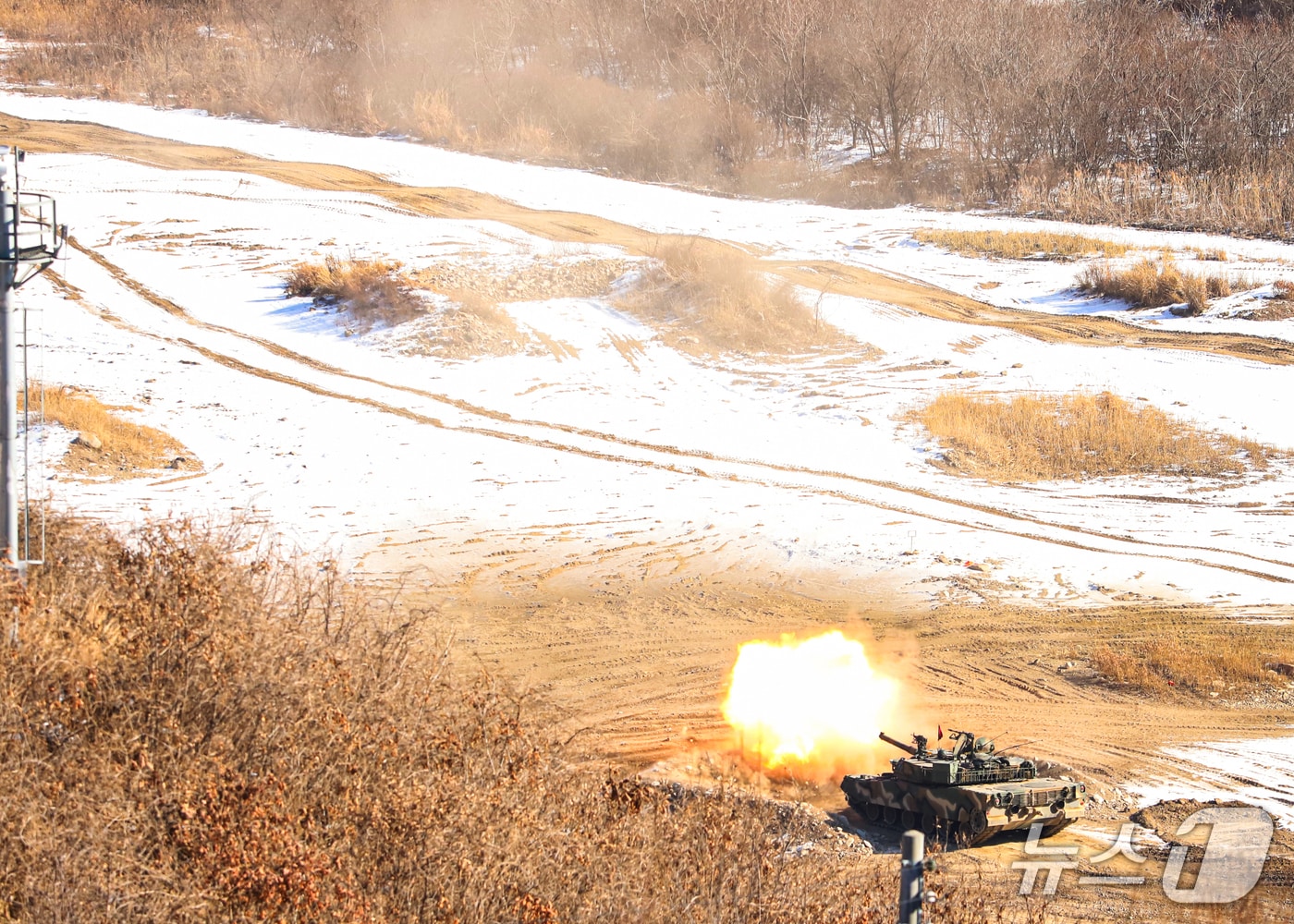 3기갑여단 K1E1 전차가 최근 훈련장에서 강력한 화력을 내뿜으며 전차포 사격을 하고 있다.(3기갑여단 제공, 재판매 및 DB금지)