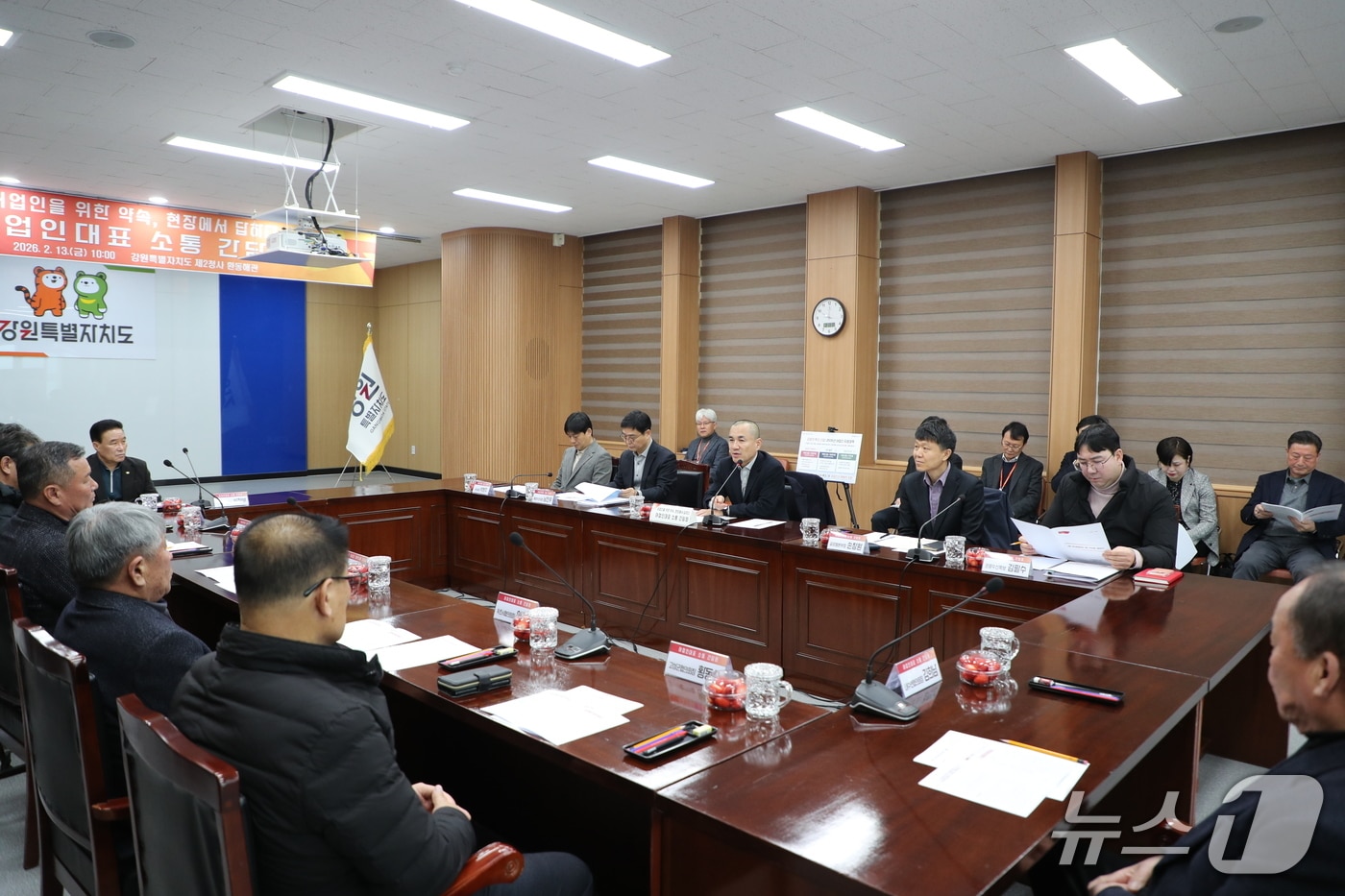 김진태 강원도지사가 13일 오전 강원도청 강릉 제2청사 환동해관에서 어업인 대표들과 만나 애로사항을 청취하고 있다.(강원도 제공, 재판매 및 DB 금지) 2026.2.13/뉴스1