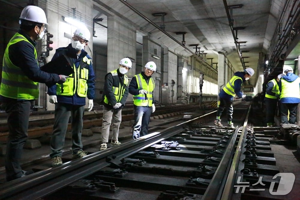 이광축 대전교통공사 사장(오른쪽 네 번째)이 도시철도 터널 및 역사 등 주요 현장 시설물을 점검하고 있다.(대전교통공사 제공. 재판매 및 DB금지)/뉴스1