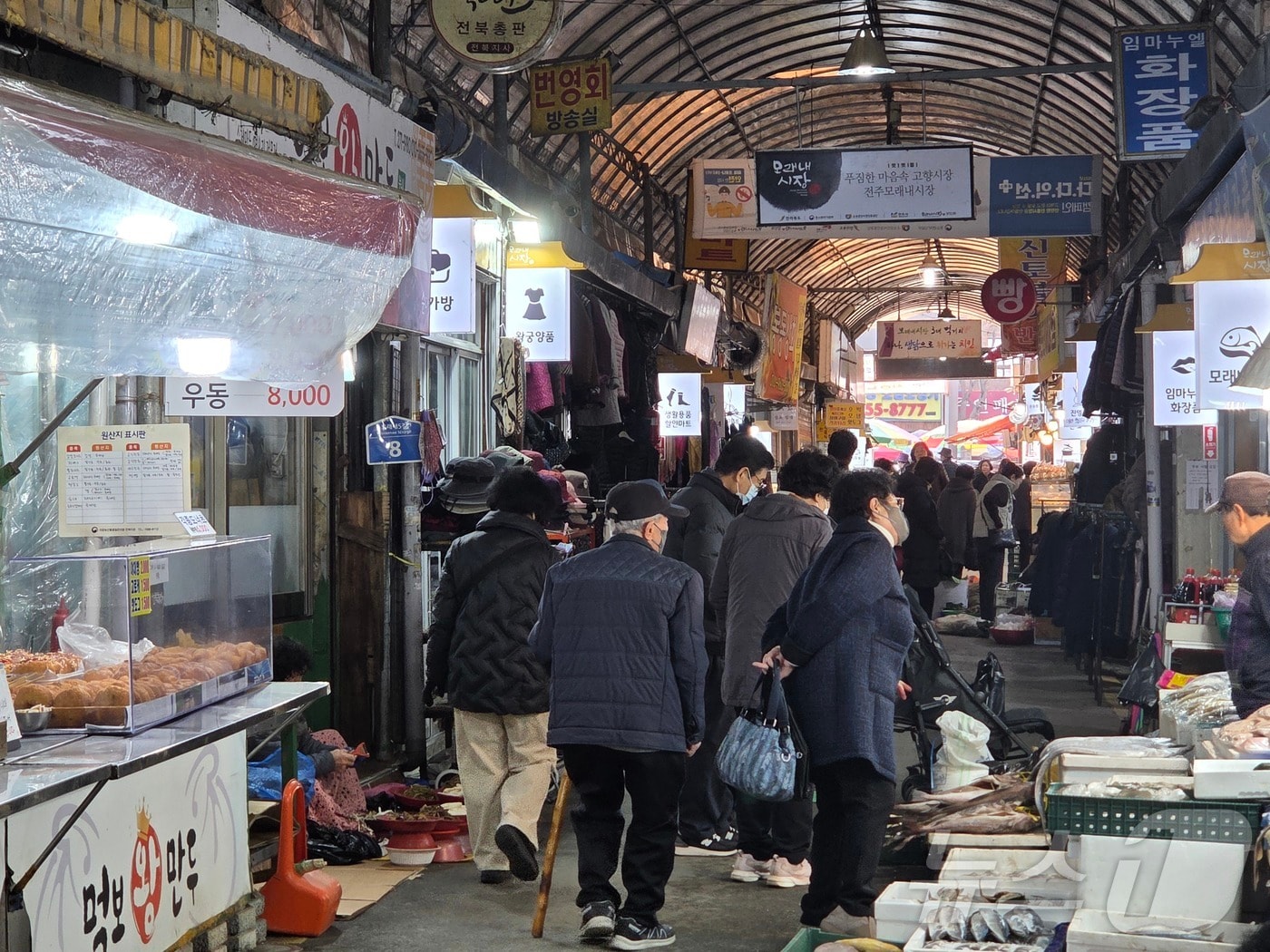 13일 오전 10시께 전북 전주시 덕진구 모래내시장에서 사람들이 장을 보고 있다.2026.2.13 문채연 기자 ⓒ 뉴스1 문채연 기자