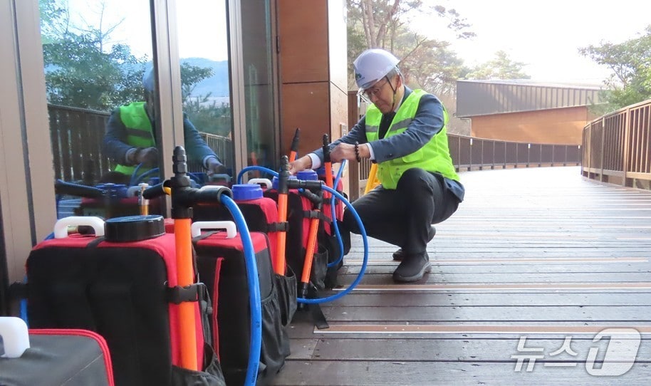 남태헌 한국산림복지진흥원장이 국립나주숲체원에서 안전점검을 하고 있다. (산림청 한국산림복지진흥원 제공.재판매 및 DB금지)/뉴스1