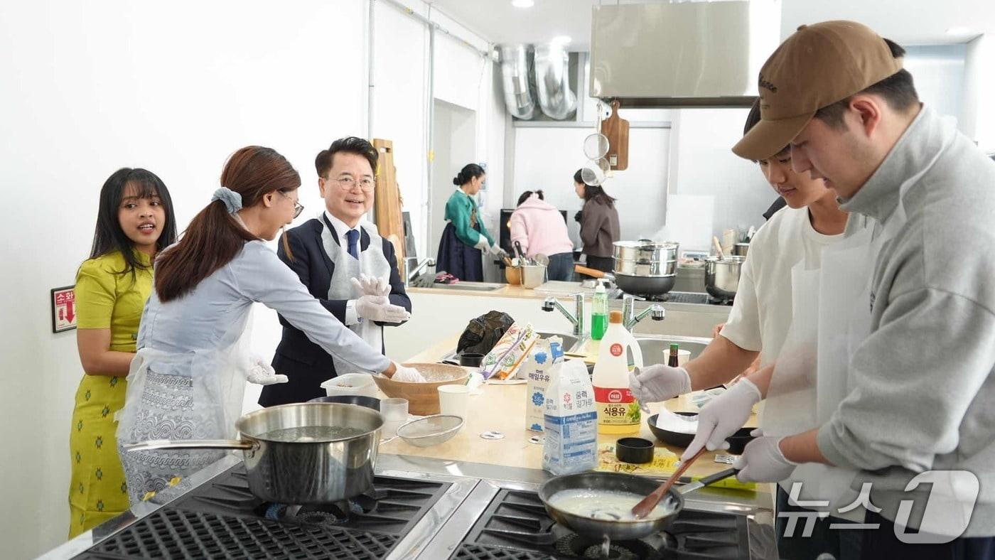 강원 춘천시, 설 맞아 외국인 유학생 초청 식문화 교류 행사.(춘천시 제공, 재판매 및 DB금지)