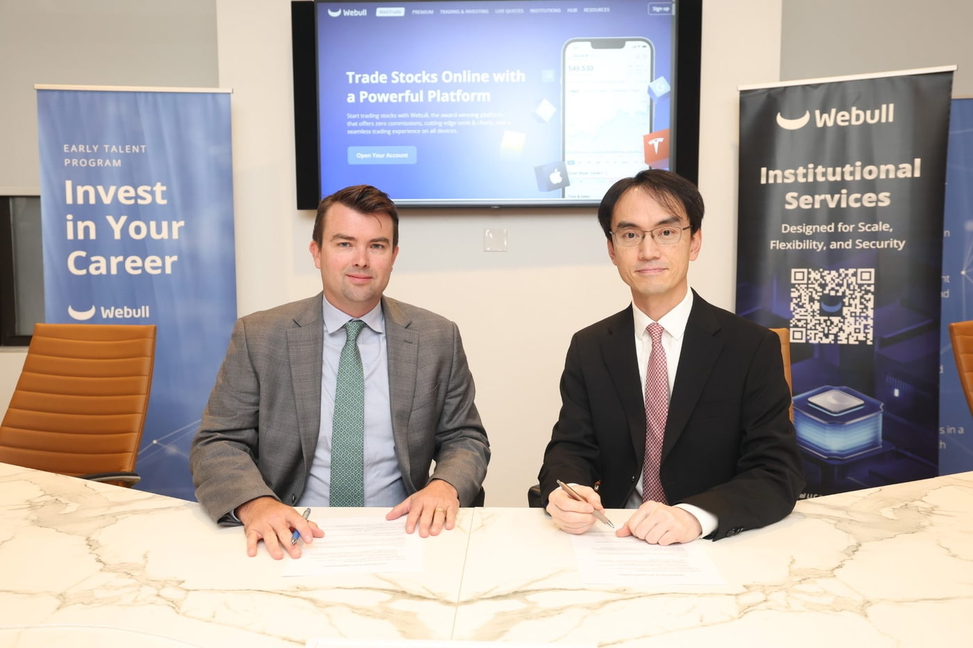 이윤구 키움증권 USA 대표(오른쪽)와 잭 키팅(Jack Keating) 위불 테크놀로지스(Webull Technologies) CEO가 지난 12일(현지시간) 미국 뉴욕 위불 본사에서 업무 협약식을 맺고 기념촬영을 하고 있다.(키움증권 제공)