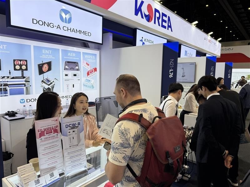  동아참메드 임직원이 WHX Dubai 2026 동아참메드 부스를 찾은 관람객에게 동아참메드의 제품을 소개하고 있다.(동아참메드 제공)