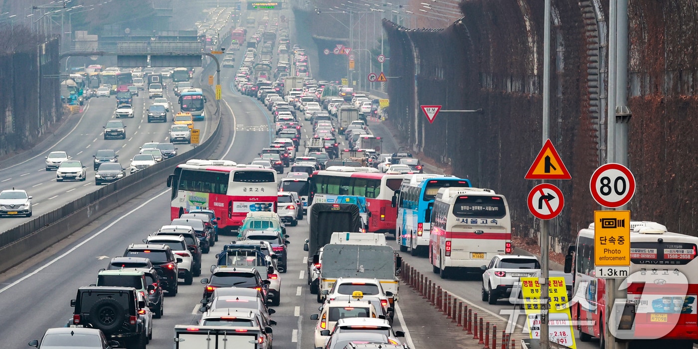 서울 서초구 잠원IC 인근 경부고속도로 하행선이 정체를 빚고 있다. ⓒ 뉴스1 이호윤 기자