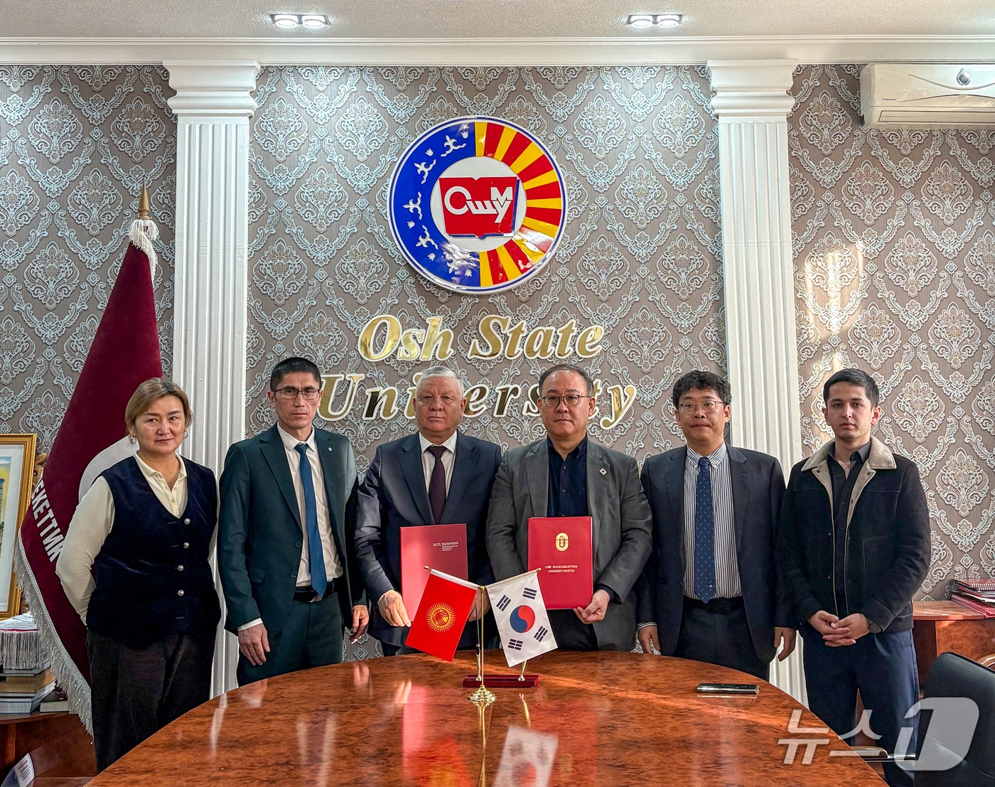 경남정보대학교는 최근 중앙아시아를 방문해 현지 대학 4곳과 해외 우수 인재 유치를 위한 업무협약을 체결한 가운데 참석자들이 기념촬영을 하고 있다. (경남정보대 제공. 재판매 및 DB 금지)