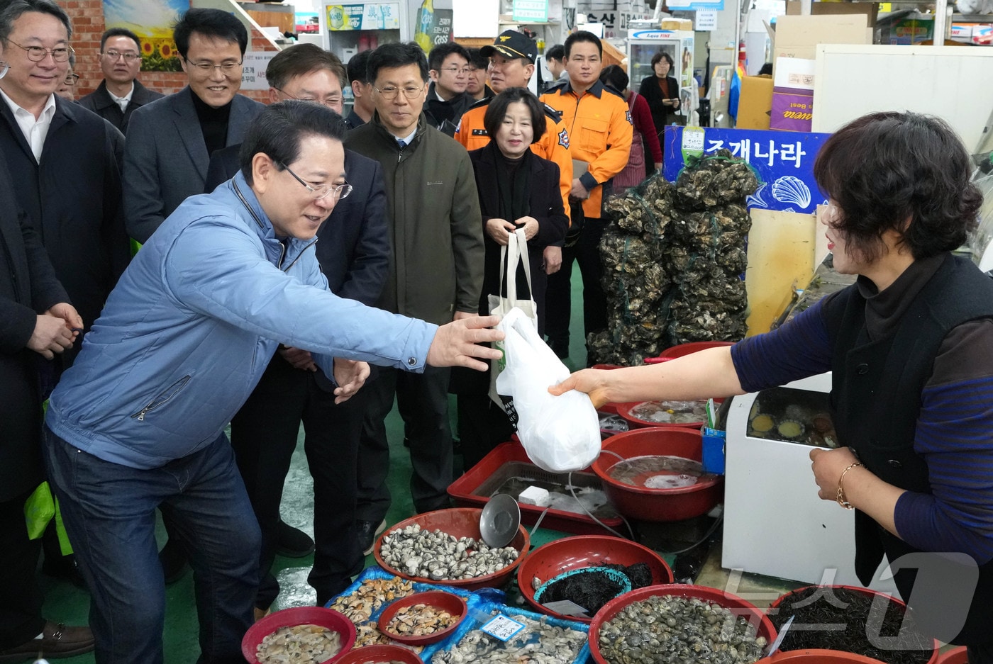 김영록 전라남도지사가 설 명절을 앞둔 13일 지역 전통시장인 광양 중마시장을 방문, 물품을 구매하며 상인들을 격려하고 있다.(전남도 제공. 재판매 및 DB금지) 2026.2.13 ⓒ 뉴스1 