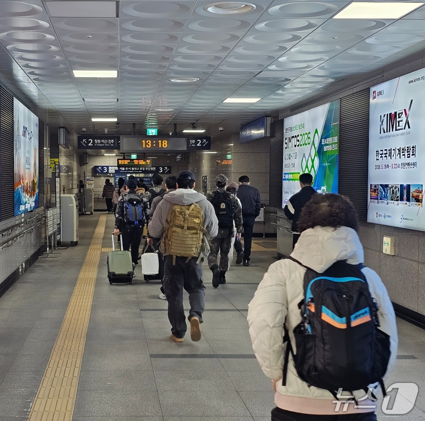 설 연휴를 하루 앞둔 13일 창원중앙역에서 귀성에 나선 시민들이 역 플랫폼으로 이동하고 있다. 2026.2.13 ⓒ 뉴스1 박민석 기자