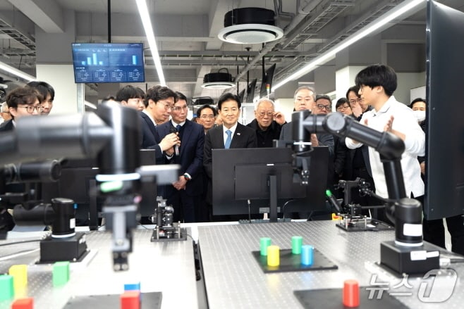 정동영, 전북대 피지컬AI 실증랩 찾아 "정책적 지원 최선" - 뉴스 썸네일 이미지