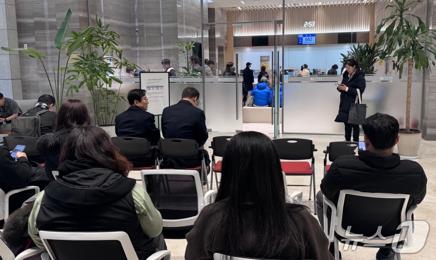 한은 지하금고 문 열렸다...아이들 손에 쥔 '빳빳한 세뱃돈' 어디서 왔을... - 뉴스 썸네일 이미지