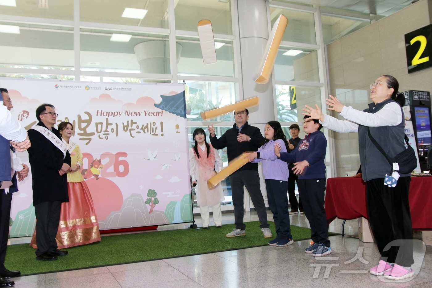 13일 오후 제주국제공항 1층 국내선 도착 대합실에서 설 맞이 윷놀이 이벤트가 진행 중이다. 이날 제주도와 제주관광공사, 제주관광협회는 귀성객 및 관광객 환영행사도 진행했다. 2026.2.13 ⓒ 뉴스1 홍수영 기자