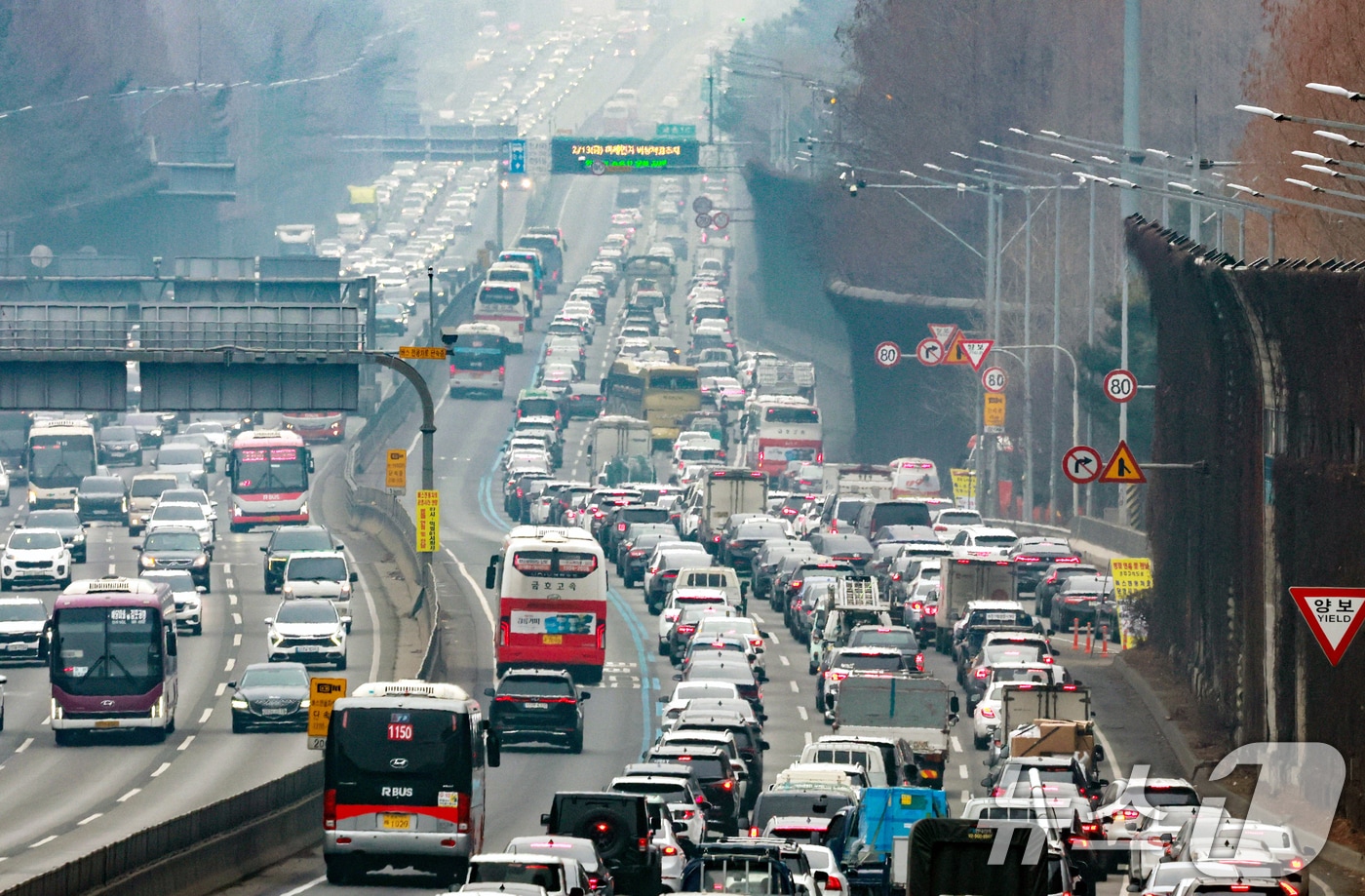 설 연휴를 하루 앞둔 13일 서울 서초구 잠원IC 인근 경부고속도로 하행선이 정체를 빚고 있다. 한국도로공사에 따르면 이날 전국에서 554만 대가 고속도로를 이용하며 수도권에서 지방으로 47만 대, 지방에서 수도권으로 44만 대가 이동할 것이라 밝혔다. 2026.2.13 ⓒ 뉴스1 이호윤 기자