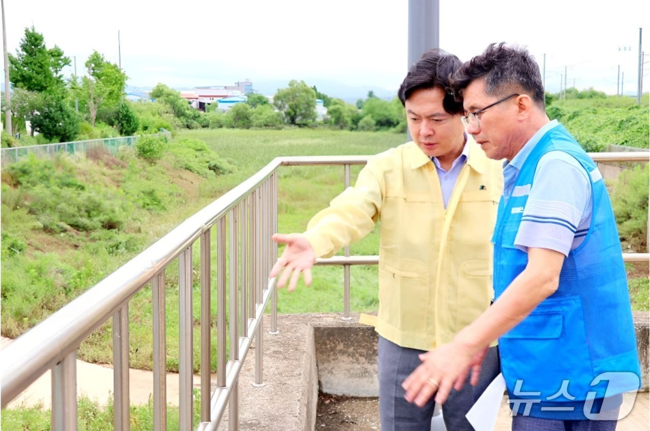  김현정 국회의원이 평택시 신평동 침수 피해 우려 지역을 방문해 관계자와 함께 배수로 현황을 점검하고 있다.(김현정 의원실 제공)