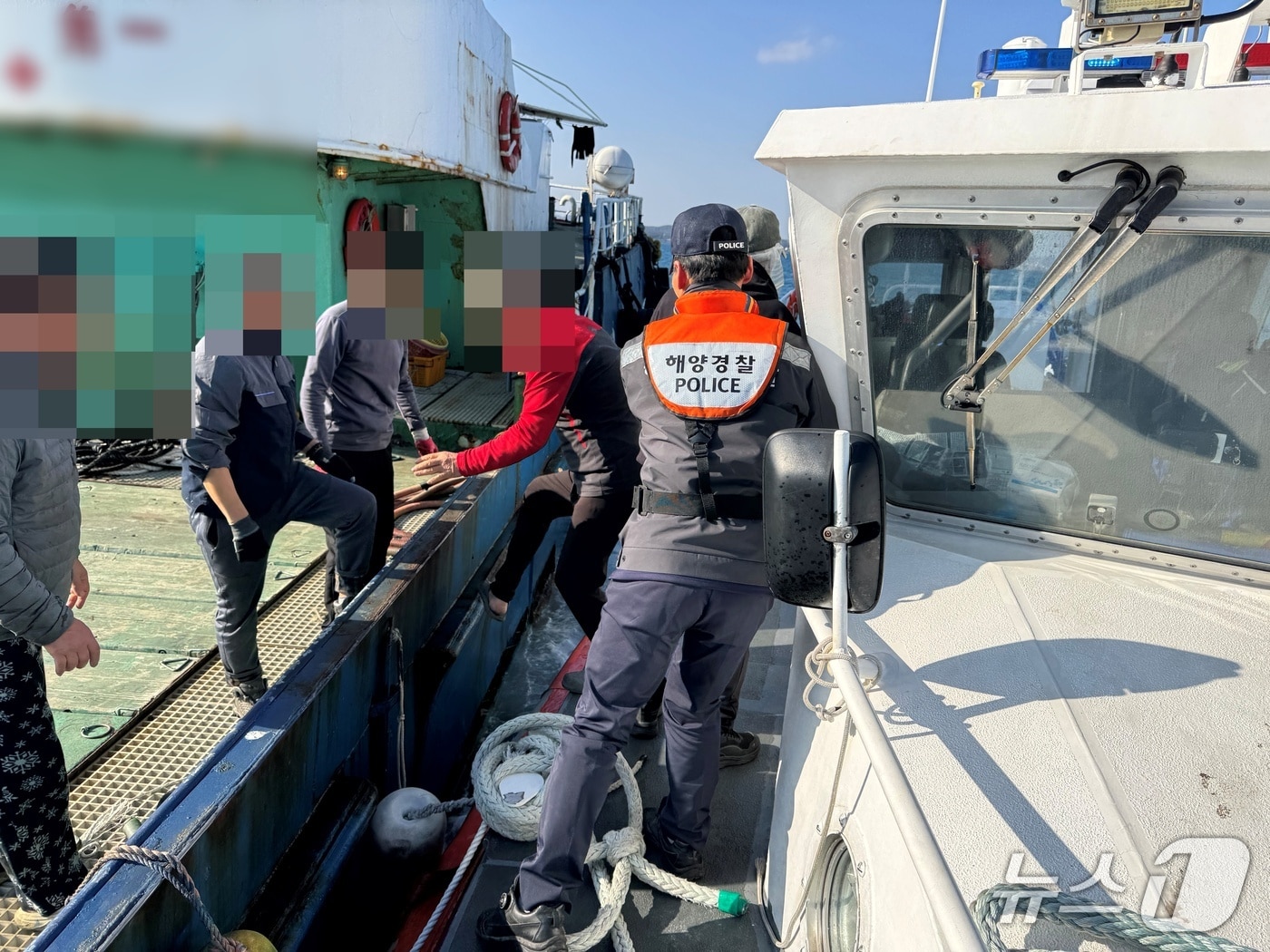 응급환자 이송하는 해경(서귀포 해경 제공. 재판매 및 DB금지)/뉴스1