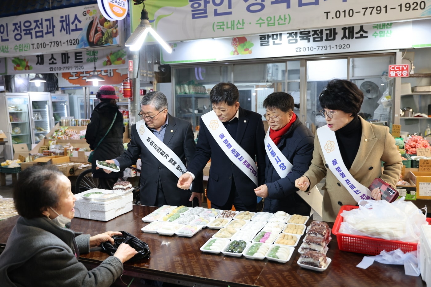  부여군의회 의원들이 전통시장을 찾아 상인들의 애로사항을 묻고 있다.(군의회 제공. 재판매 및 DB금지)/뉴스1