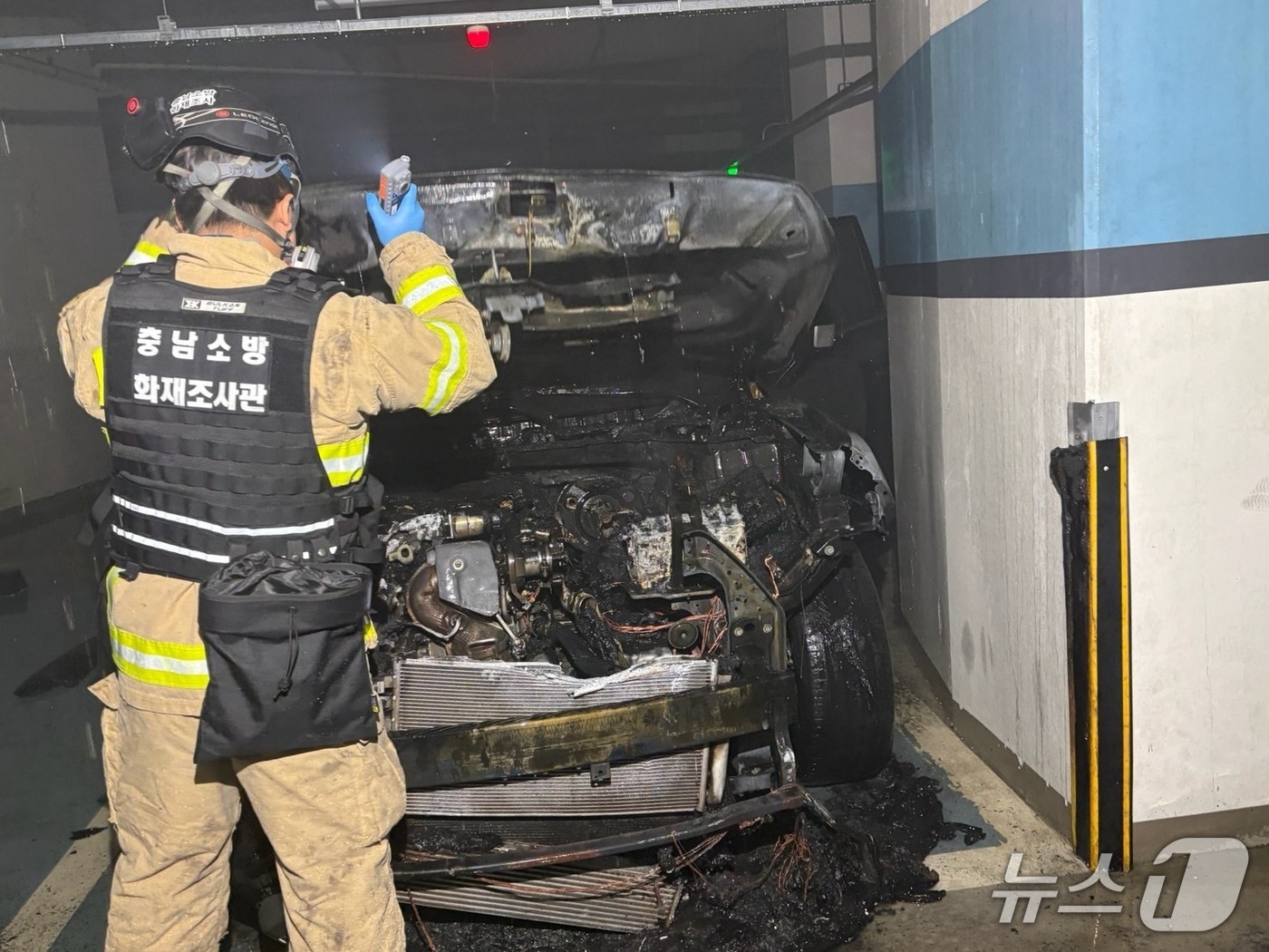 천안 불당동 주상복합 건물 주차장에서 발생한 차량 화재.(천안서북소방서 제공. 재판매 및 DB금지)