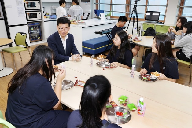 아침 간편식을 먹는 학생들과 이야기를 나누는 윤건영 충북교육감.(충북교육청 제공. 재판매 및 DB금지) ⓒ 뉴스1