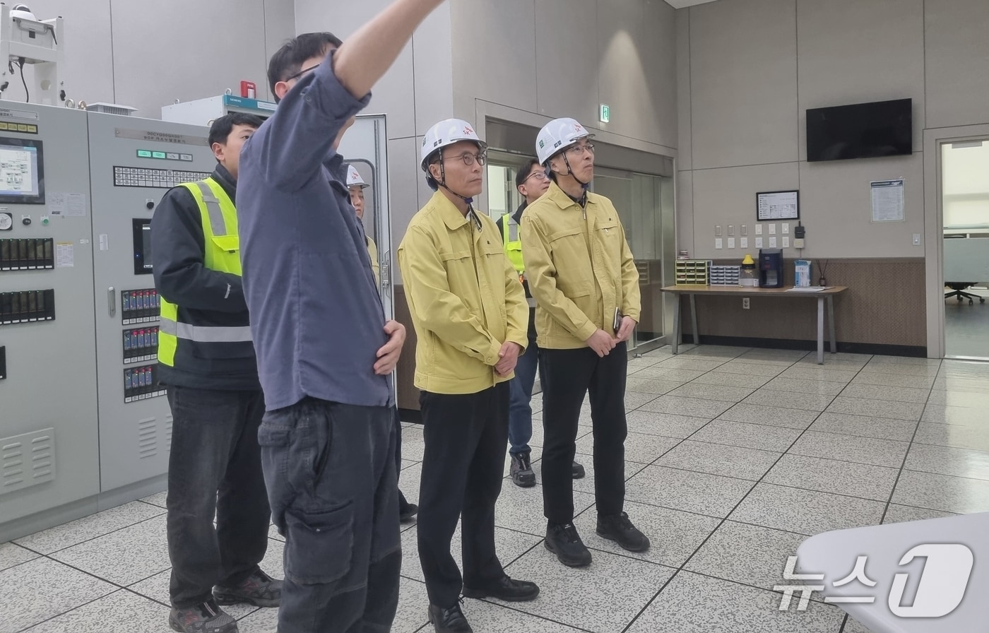이승환 청장(앞줄 가운데)이 13일 여주에너지서비스㈜에서 관계자로부터 미세먼지 대응 상황을 듣고있다.(한강청 제공)
