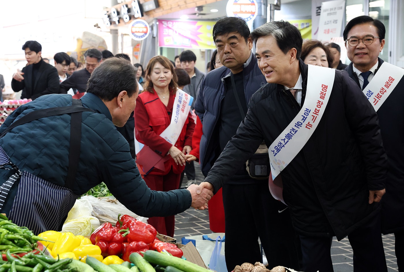 김태흠 지사(오른쪽)가 천안 중앙시장을 찾아 상인들을 격려하고 있다.(충남도 제공. 재판매 및 DB금지)/뉴스1 