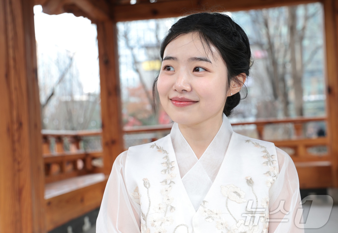 배우 최지수가 설 연휴를 맞아 12일 서울 종로구 뉴스1 인근에서 한복을 곱게 차려입고 인사를 전하고 있다. ⓒ 뉴스1 권현진 기자