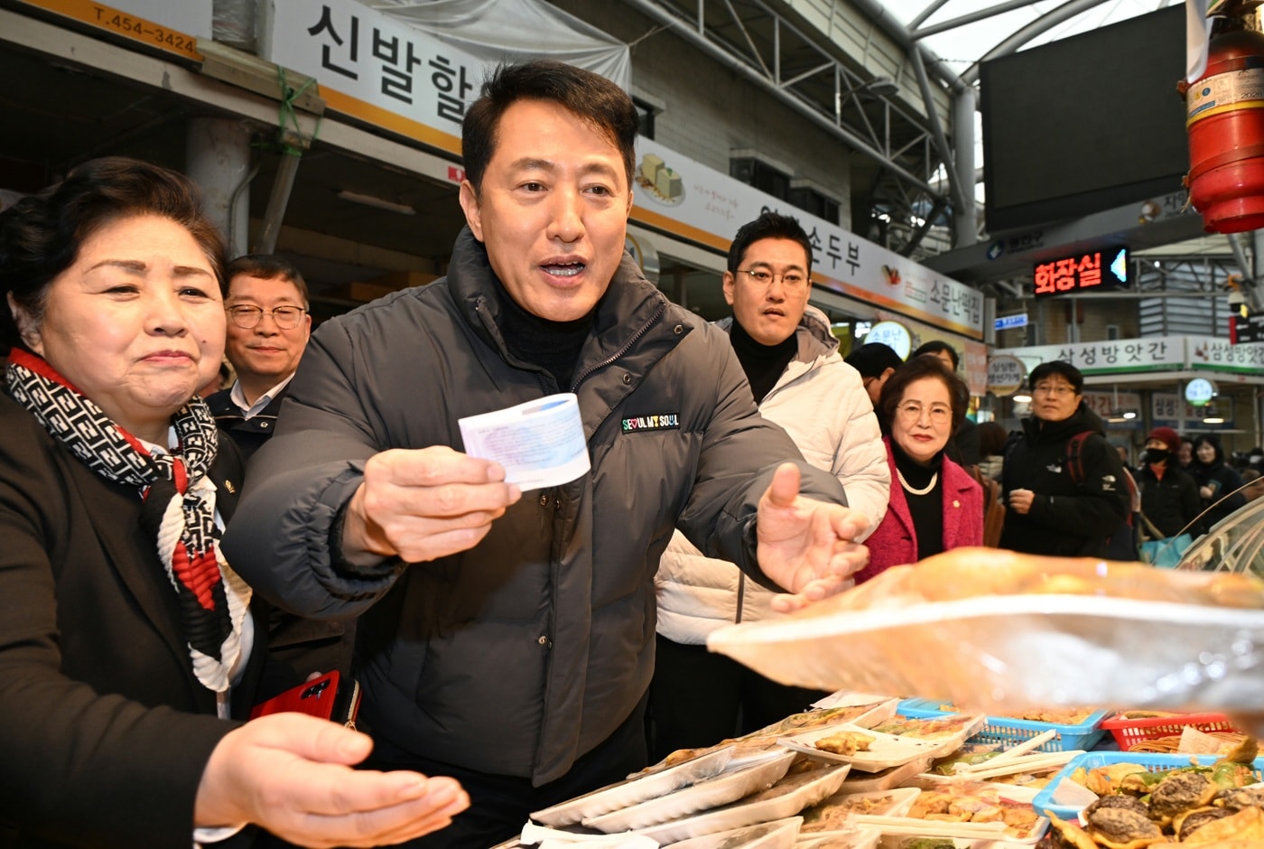 오세훈 서울시장이 13일 광진구 자양전통시장을 방문해 온누리상품권으로 전을 구매하고 있다.(서울시 제공)