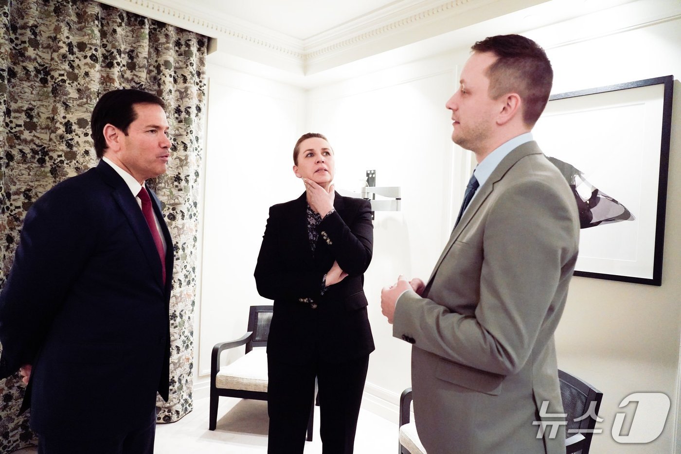 메테 프레데릭센 덴마크 총리와 마코 루비오 미국 국무장관, 옌스 프레데리크 닐센 그린란드 총리가 13일(현지시간) 뮌헨안보회의에서 회담을 가졌다. (출처=메테 프레데릭센 덴마크 총리 엑스) 2026.2.13./뉴스1