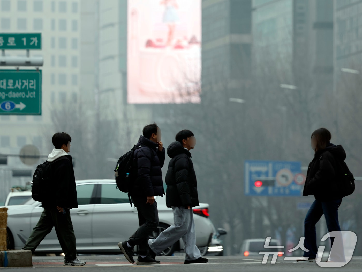 설 연휴 시작과 함께 미세먼지 농도가 나쁨 수준을 보인 14일 오전 서울 도심이 뿌옇게 보이고 있다. 2026.2.14 ⓒ 뉴스1 박정호 기자