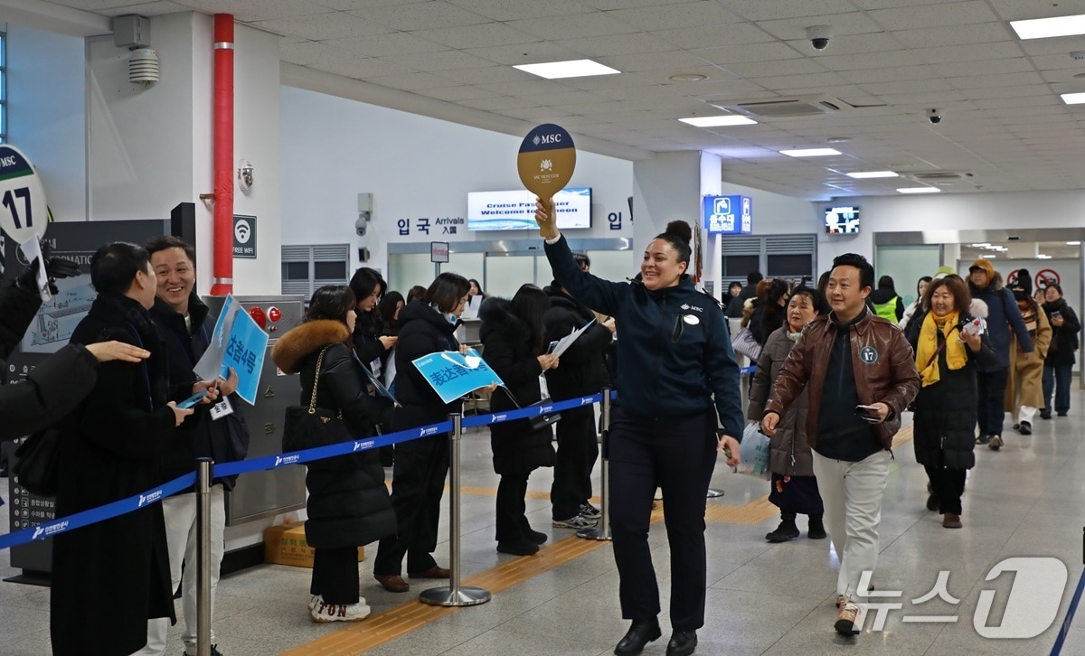 인천항 입국장으로 여행객들이 나오고 있다. (인천항만공사 제공.재판매 및 DB금지)