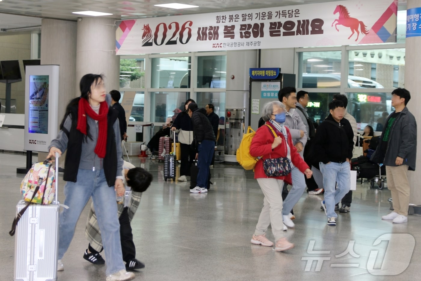 설 연휴가 시작된 14일 오전 제주국제공항에서 귀성객 및 관광객들이 바삐 발걸음을 옮기고 있다. 제주도관광협회에 따르면 이번 연휴 동안 제주도에는 입도객 24만5000여 명이 올 것으로 예상된다.2026.2.14 ⓒ 뉴스1 홍수영 기자