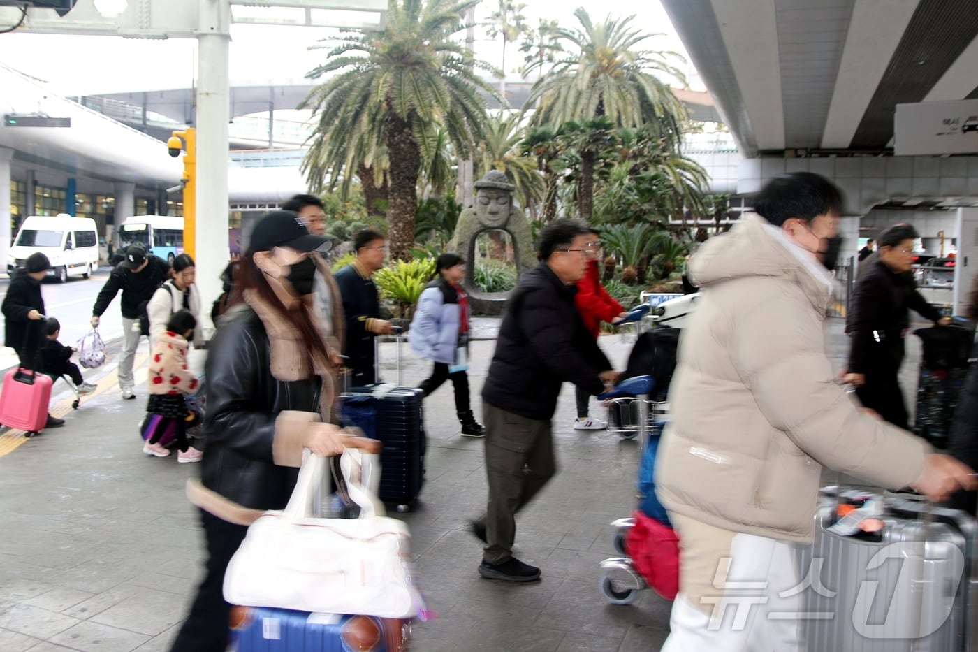 설 연휴가 시작된 14일 오전 제주국제공항에서 귀성객 및 관광객들이 바삐 발걸음을 옮기고 있다. 제주도관광협회에 따르면 이번 연휴 동안 제주도에는 입도객 24만5000여 명이 올 것으로 예상된다.2026.2.14 ⓒ 뉴스1 홍수영 기자