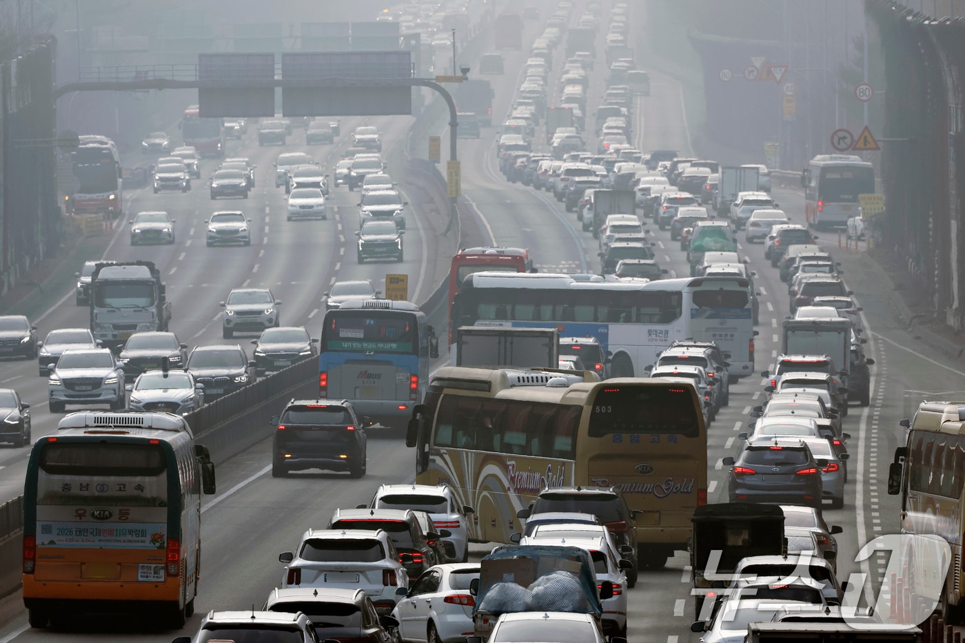 서울 서초구 잠원IC 인근 경부고속도로 하행선이 정체를 빚고 있다.2026.2.14 ⓒ 뉴스1 박정호 기자