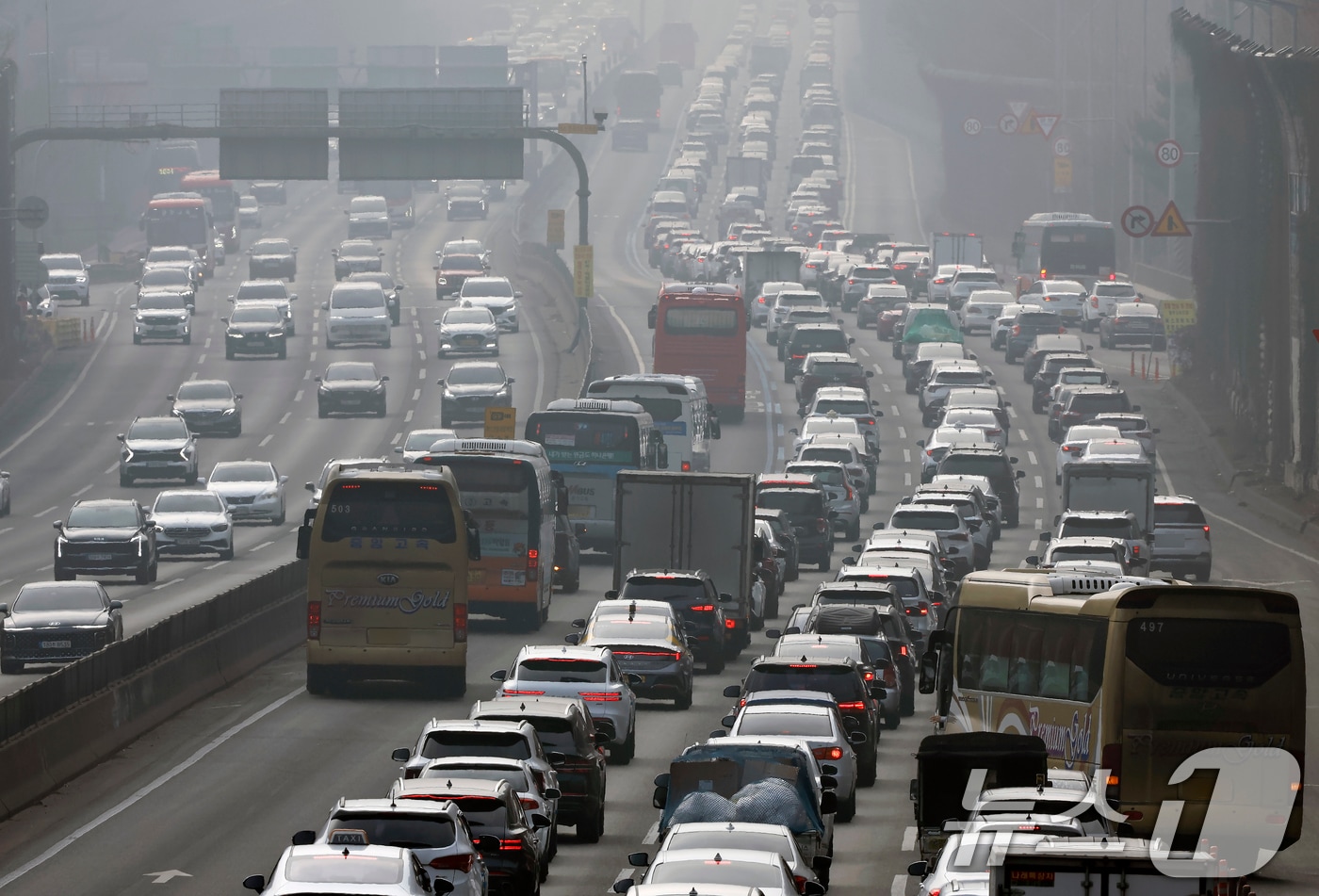설 연휴가 시작된 14일 서울 서초구 잠원IC 인근 경부고속도로 하행선이 정체를 빚고 있다. 한국도로공사에 따르면 이날 전국에서 485만 대가 고속도로를 이용할 것으로 보고 있으며, 수도권에서 지방으로 향하는 차량은 46만대, 지방에서 수도권으로 향하는 차량은 37만대로 예상했다. 2026.2.14 ⓒ 뉴스1 박정호 기자