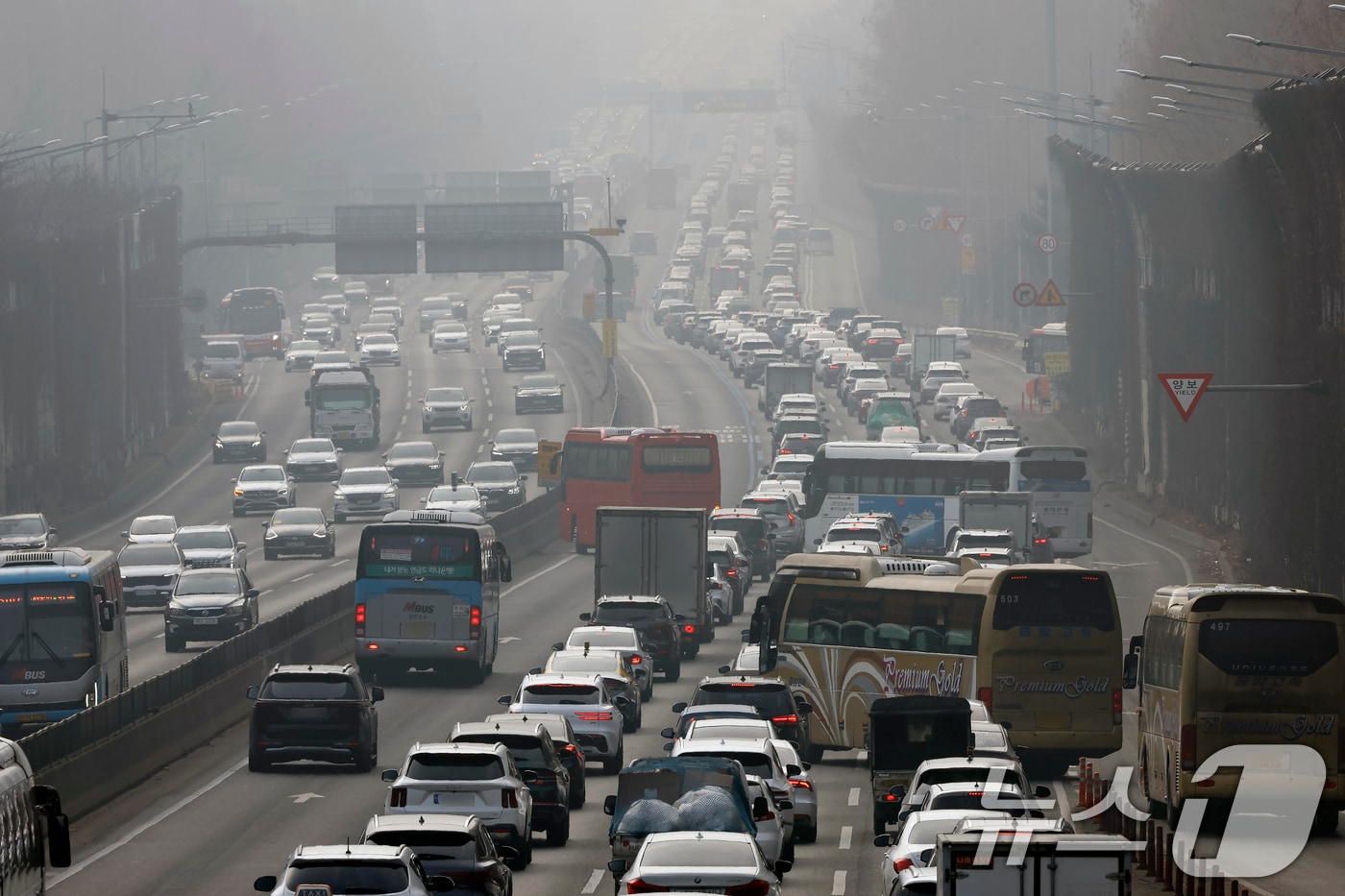 설 연휴가 시작된 14일 서울 서초구 잠원IC 인근 경부고속도로 하행선이 정체를 빚고 있다. 한국도로공사에 따르면 이날 전국에서 485만 대가 고속도로를 이용할 것으로 보고 있으며, 수도권에서 지방으로 향하는 차량은 46만대, 지방에서 수도권으로 향하는 차량은 37만대로 예상했다. 2026.2.14 ⓒ 뉴스1 박정호 기자