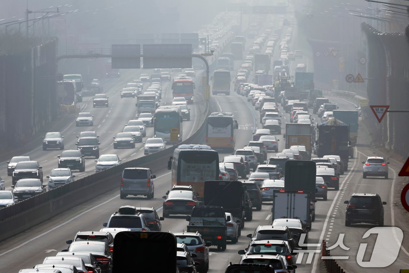 설 연휴가 시작된 14일 서울 서초구 잠원IC 인근 경부고속도로 하행선이 정체를 빚고 있다. 한국도로공사에 따르면 이날 전국에서 485만 대가 고속도로를 이용할 것으로 보고 있으며, 수도권에서 지방으로 향하는 차량은 46만대, 지방에서 수도권으로 향하는 차량은 37만대로 예상했다. 2026.2.14 ⓒ 뉴스1 박정호 기자