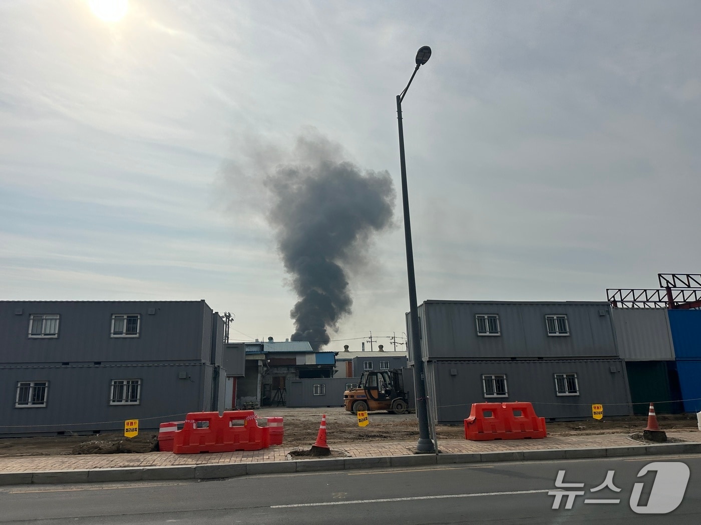 14일 오전 경남 진주 상평동 한 고물상에서 연기가 피어오르고 있다.(독자 제공. 재판매 및 DB 금지)