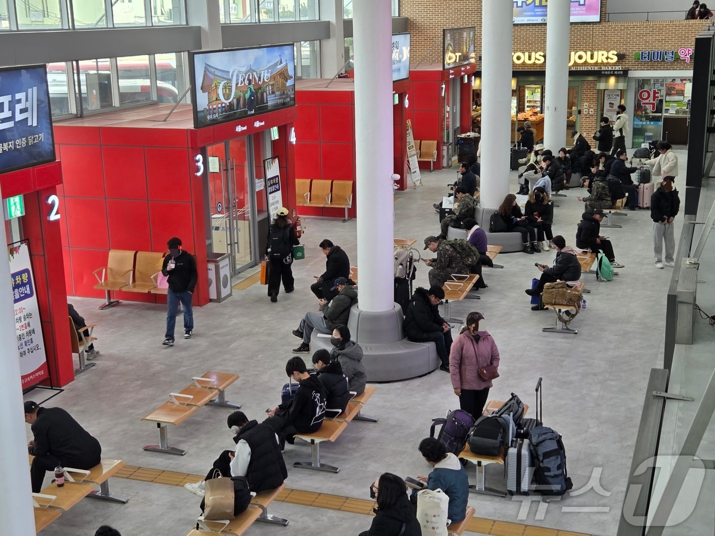 설 연휴가 시작된 14일 오전 10시께 전북 전주시 덕진구 전주고속버스터미널에 귀성객들이 모여 있다.2026.2.14 문채연 기자 ⓒ 뉴스1 문채연 기자