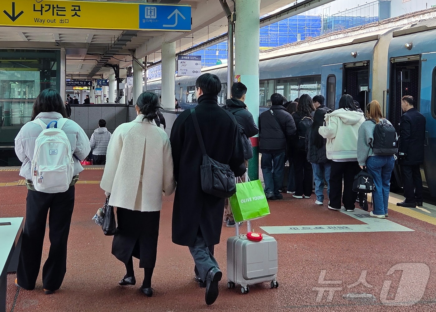 설 연휴가 시작된 14일 오전 전북 전주시 덕진구 전주역에 귀성객들이 모여 있다. 2026.2.14 ⓒ 뉴스1 문채연 기자