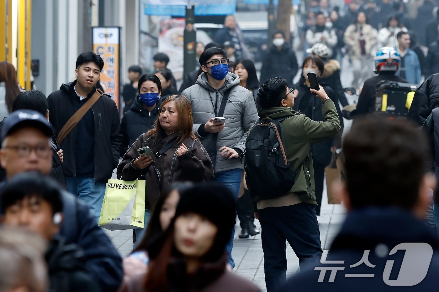 중국 춘절 연휴(15~23일)를 맞아 한국에 들어오는 중국인 관광객이 증가할 것으로 예상되는 가운데 14일 오후 서울시 중구 명동 거리가 외국인 관광객들로 붐비고 있다.  2026.2.14 ⓒ 뉴스1 박정호 기자