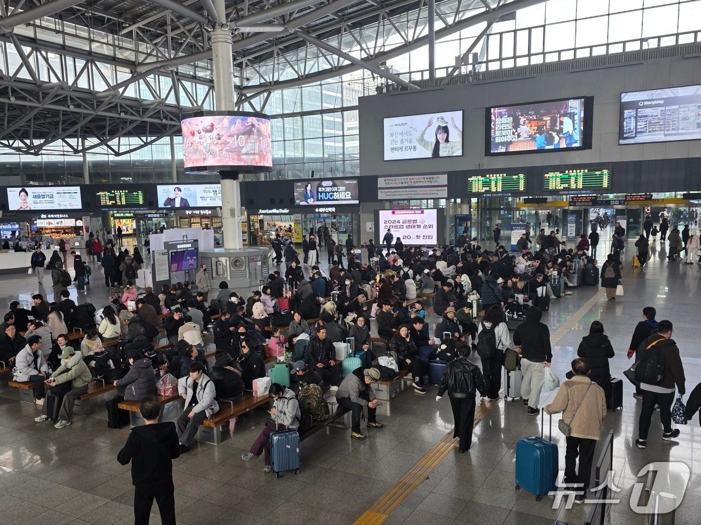 14일 오후 부산역을 찾은 시민들이 대합실에 앉아있다.2026.2.14/뉴스1 ⓒ News1 장광일 기자