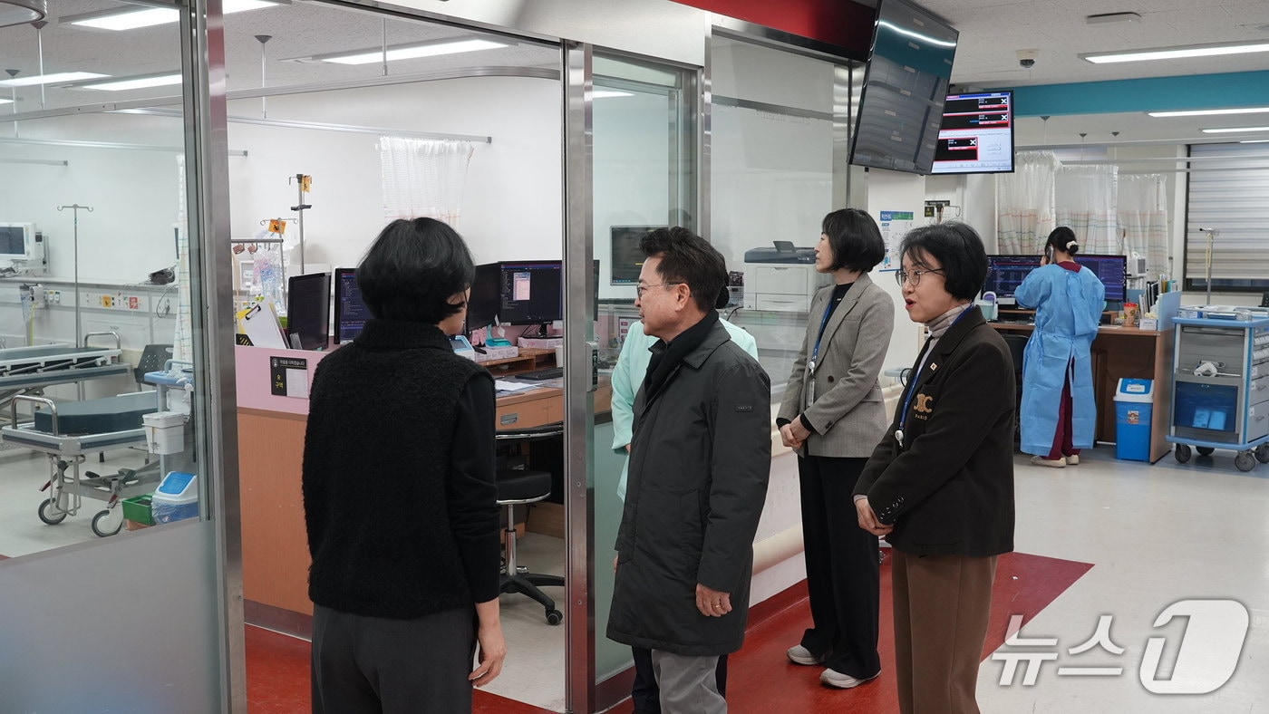 육동한 춘천시장이 14일 지역 대학병원을 찾아 비상진료체계를 점검했다.(춘천시 제공, 재판매 및 DB금지)
