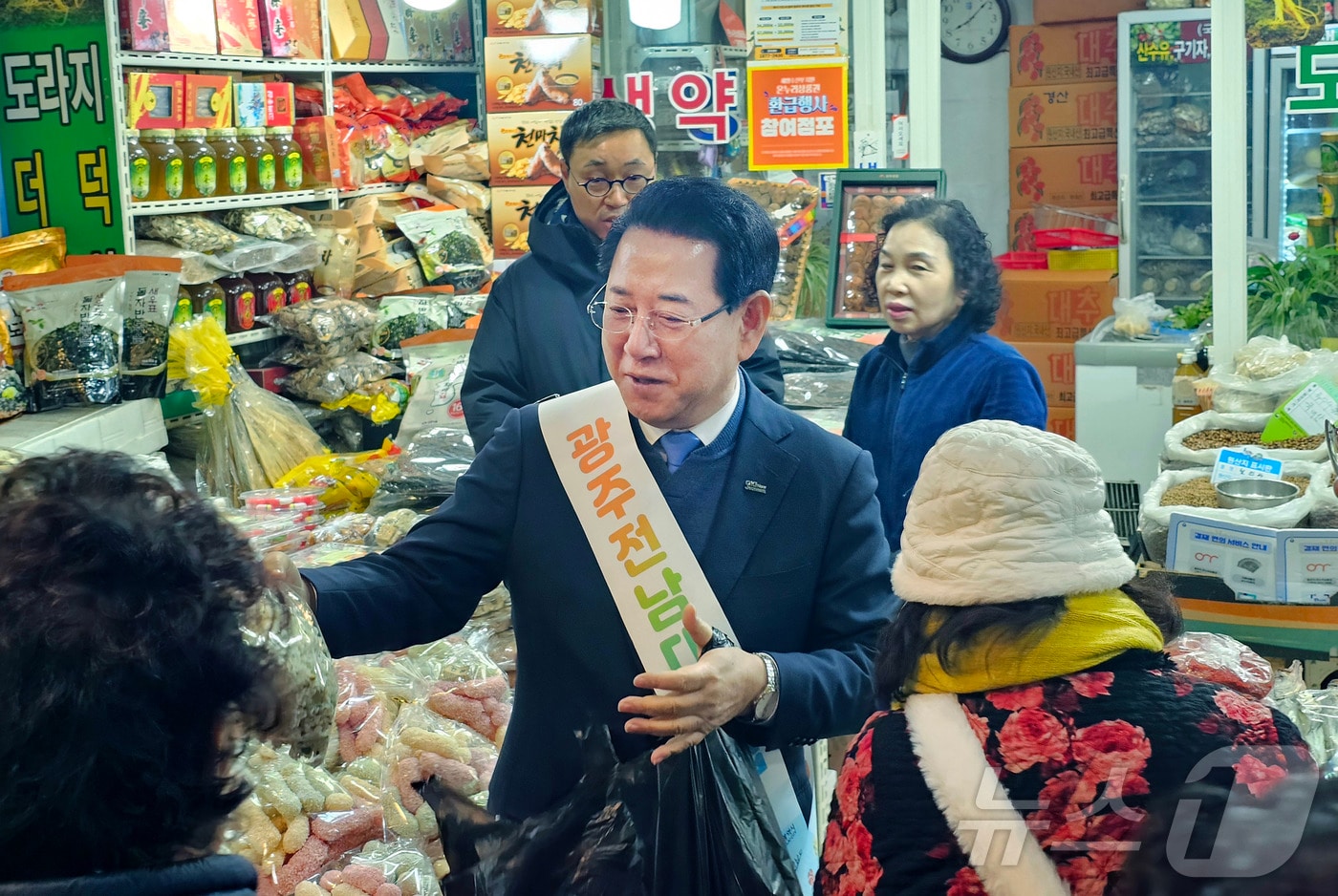김영록 전라남도지사가 설 명절을 앞둔 14일 광주 남광주시장을 방문, 물품을 구매하며 상인들을 격려하고 있다.(전남도 제공. 재판매 및 DB금지) 2026.2.14 ⓒ 뉴스1